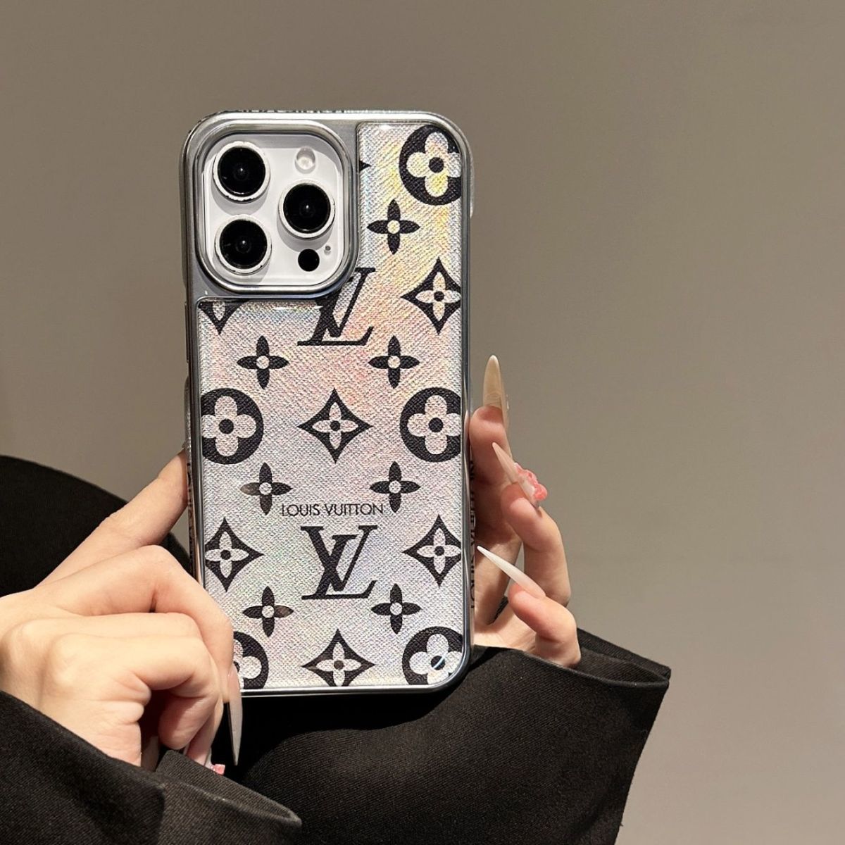 Luxe op uw telefoon – strak. Vetgedrukt. Iconisch. iPhone-hoesje