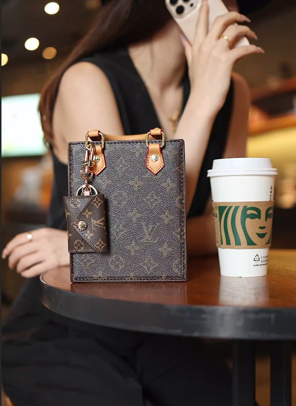 Telefontaske med nøglering lavet af en berømthedsdesigner