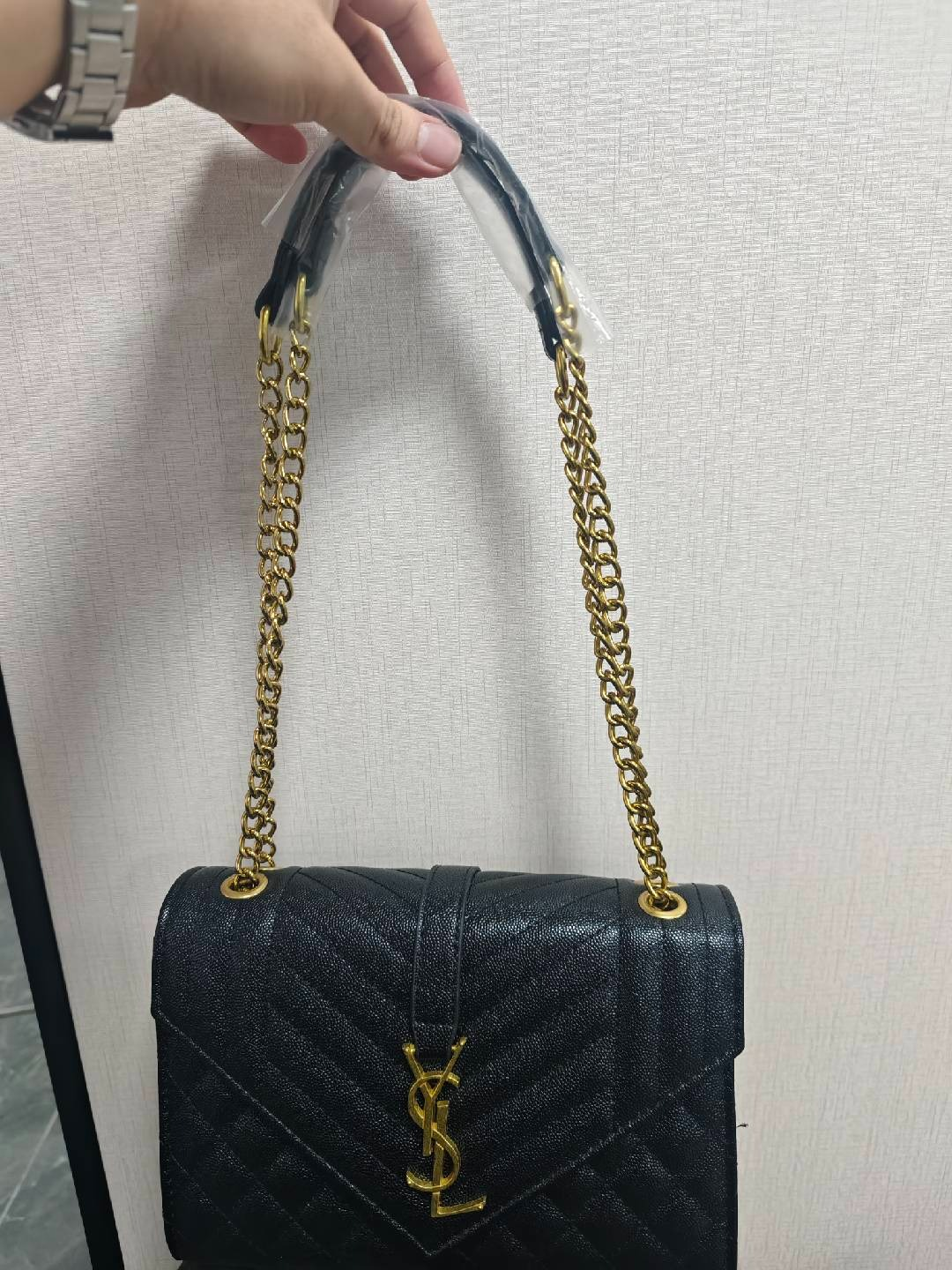 Borsa a tracolla con catena trapuntata nera