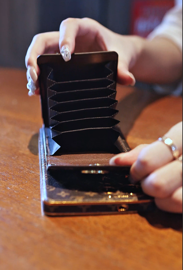 قاب گوشی چرمی پیشرفته سامسونگ با کیف پول و بند.