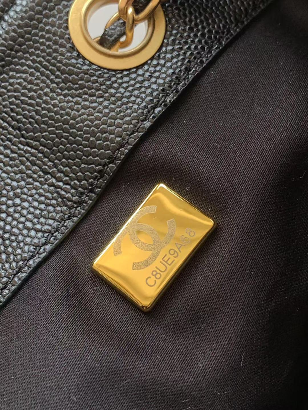 کیف دستی کوچک CC 25 از پوست گوساله دانه‌دار و کیسه فلزی با رنگ طلایی