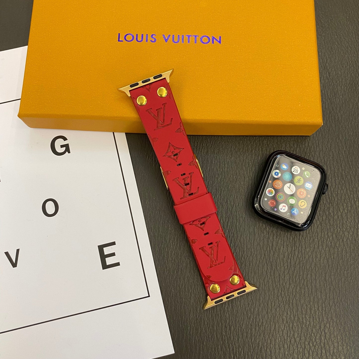 Gelang menukar semula Apple dengan hiasan rivet dan monogram dan pelepasan JAM TANGAN