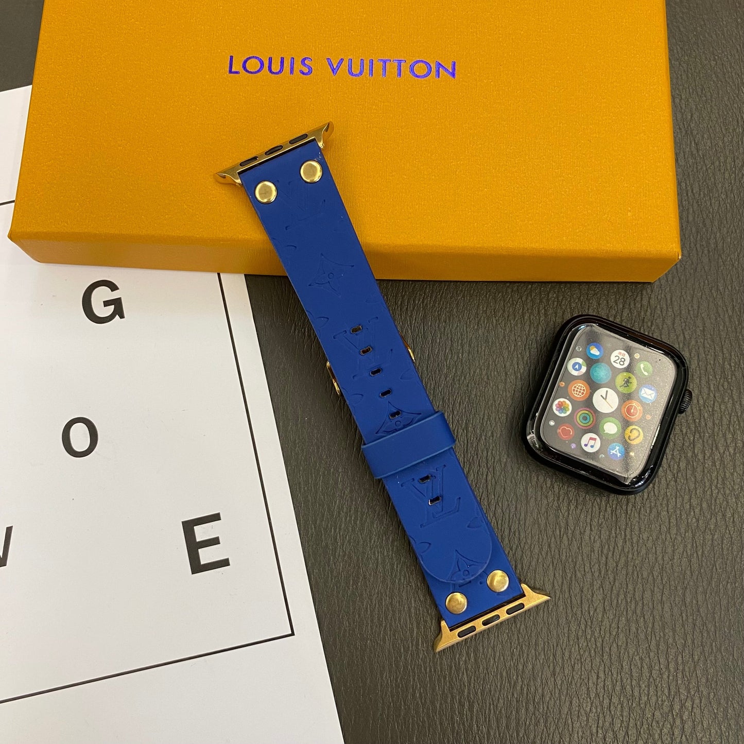 Gelang menukar semula Apple dengan hiasan rivet dan monogram dan pelepasan JAM TANGAN