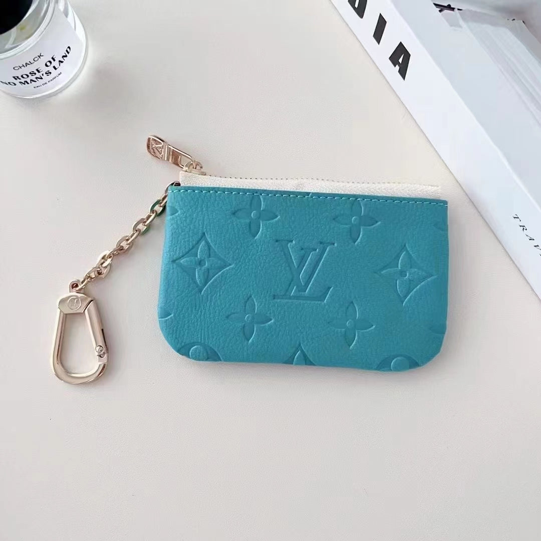 Collezione colorata di portamonete in rilievo ispirata a LV con clip a catena