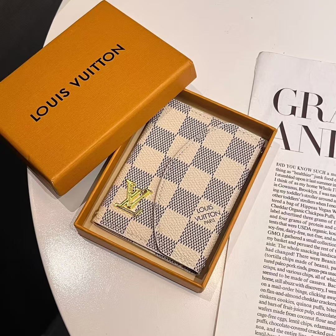 Luxusní kolekce kompaktních peněženek Monogram inspirovaná LV a GG