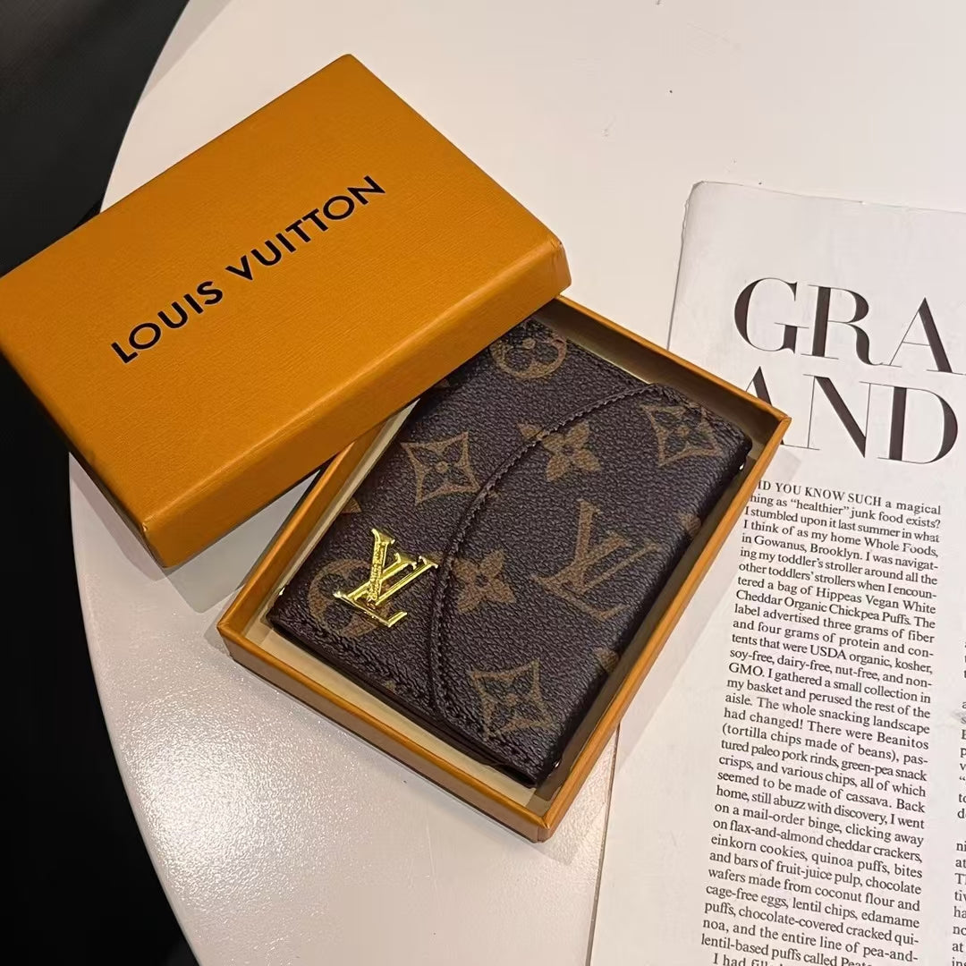 Luxusní kolekce kompaktních peněženek Monogram inspirovaná LV a GG