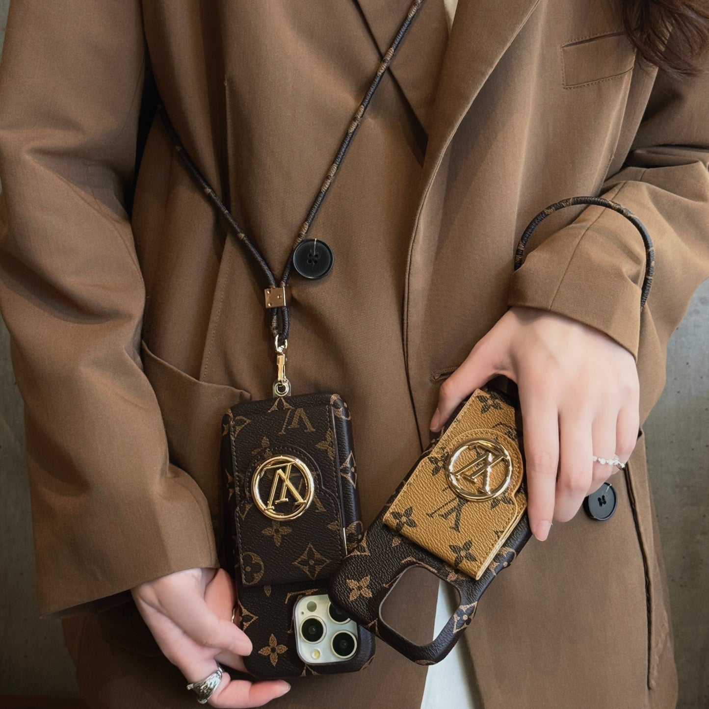 Custodia per iPhone con catena porta carte Lou