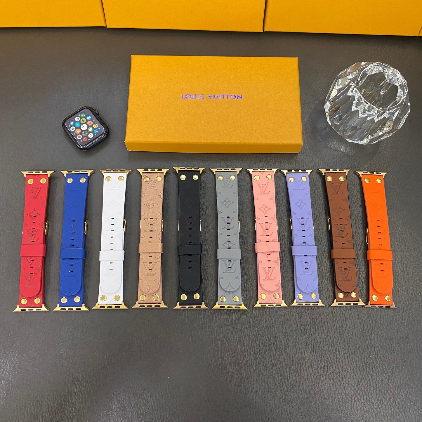 Gelang menukar semula Apple dengan hiasan rivet dan monogram dan pelepasan JAM TANGAN