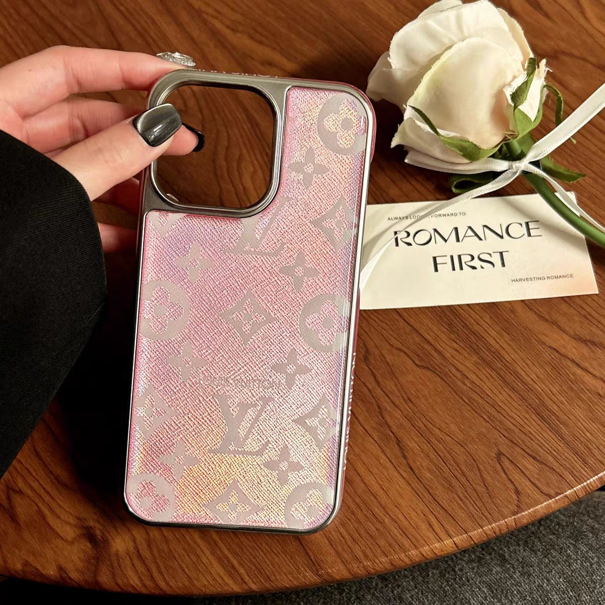 Luxe op uw telefoon – strak. Vetgedrukt. Iconisch. iPhone-hoesje