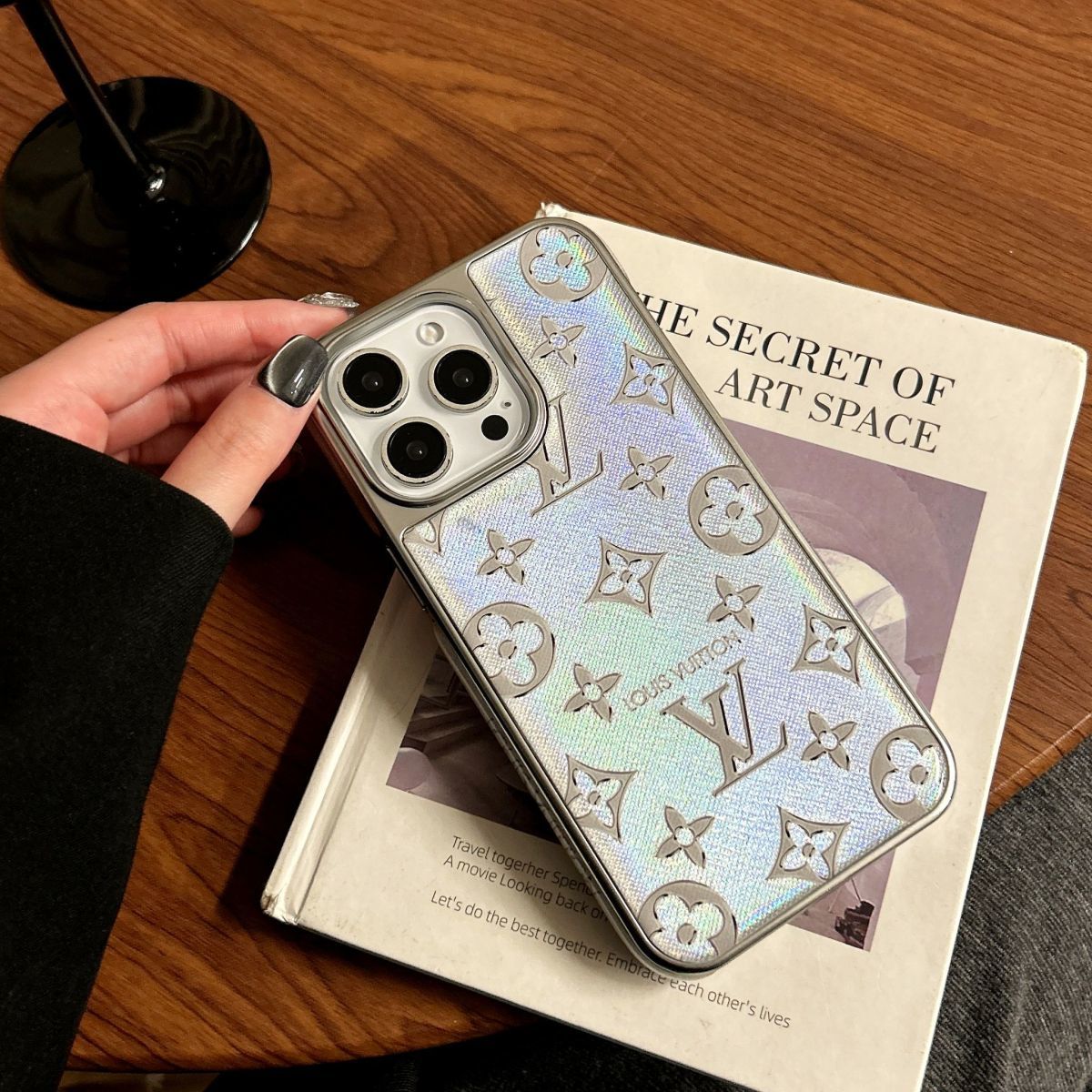 Luxe op uw telefoon – strak. Vetgedrukt. Iconisch. iPhone-hoesje