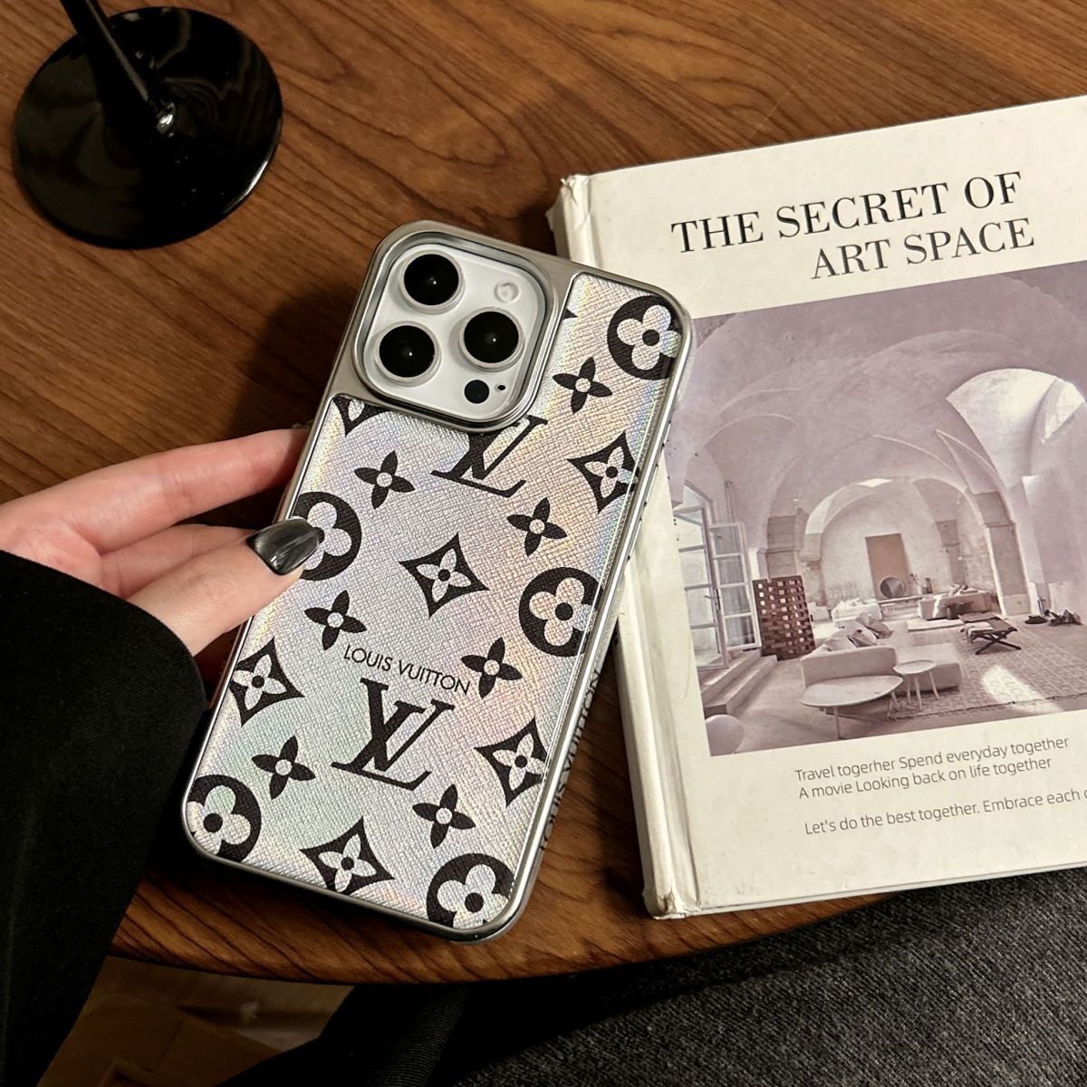 Luxe op uw telefoon – strak. Vetgedrukt. Iconisch. iPhone-hoesje