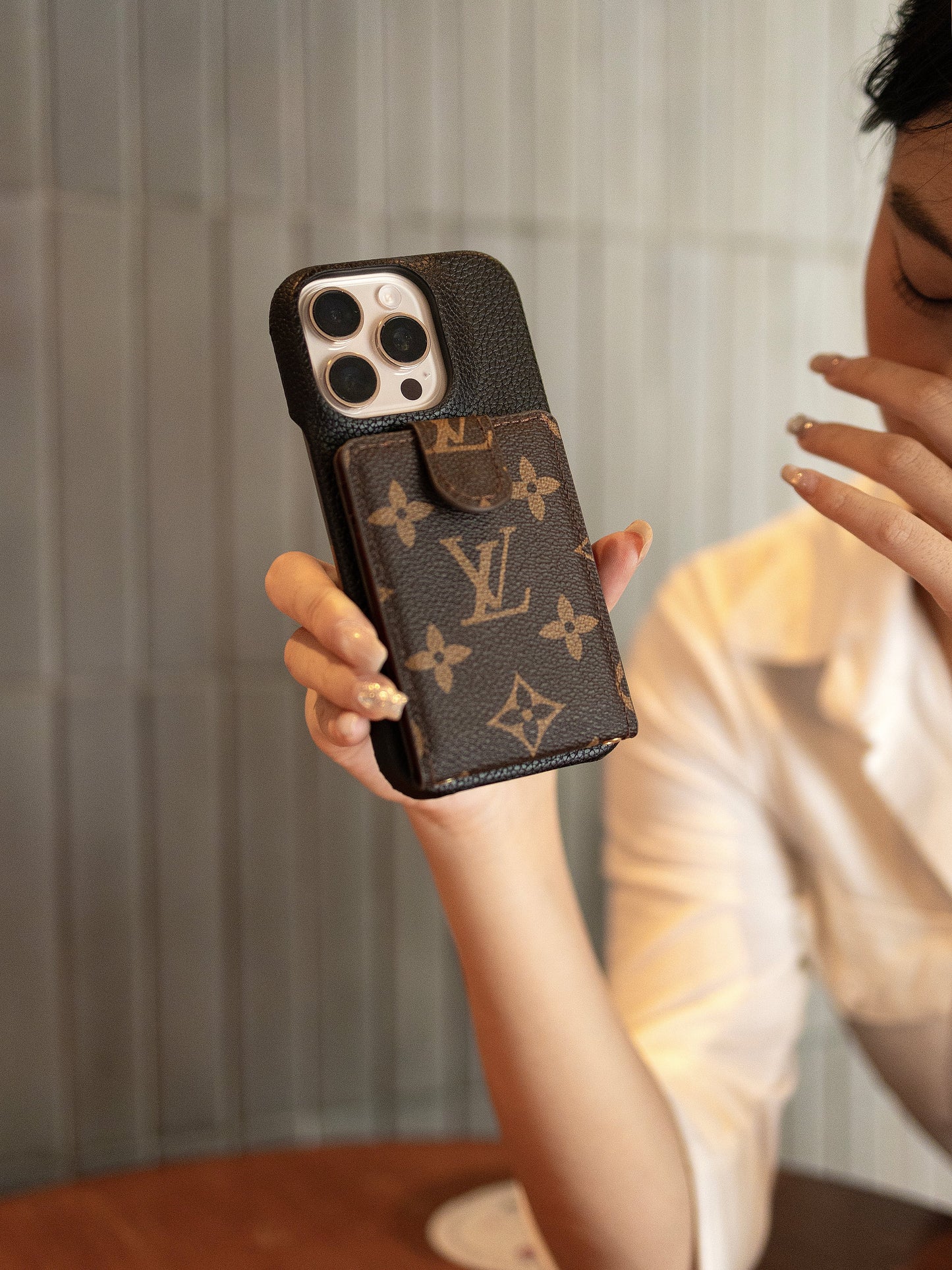 2025-ös újdonság Speciális bőr iPhone tok kártyatárcával és szíjjal