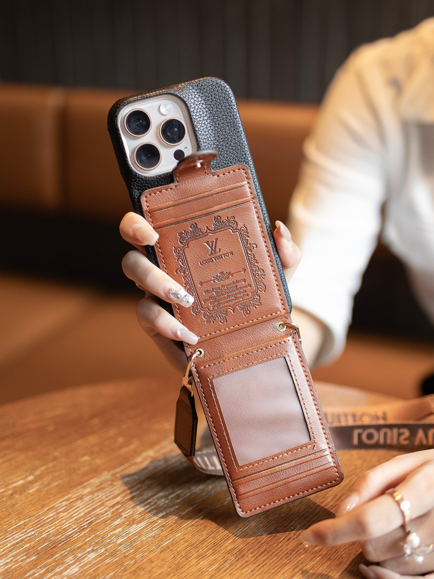 2025-ös újdonság Speciális bőr iPhone tok kártyatárcával és szíjjal