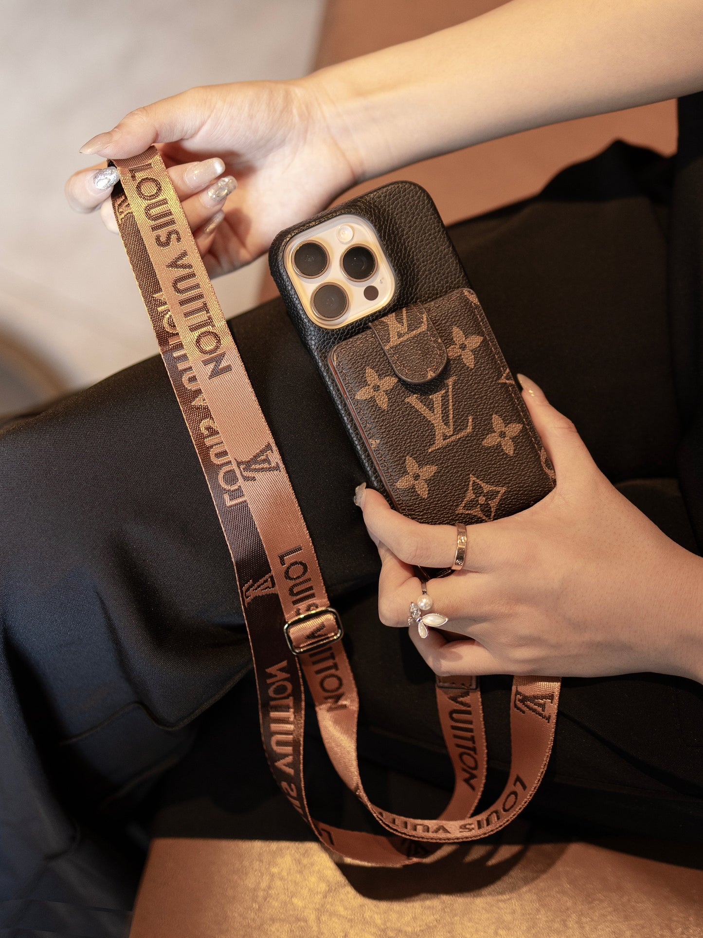 2025-ös újdonság Speciális bőr iPhone tok kártyatárcával és szíjjal