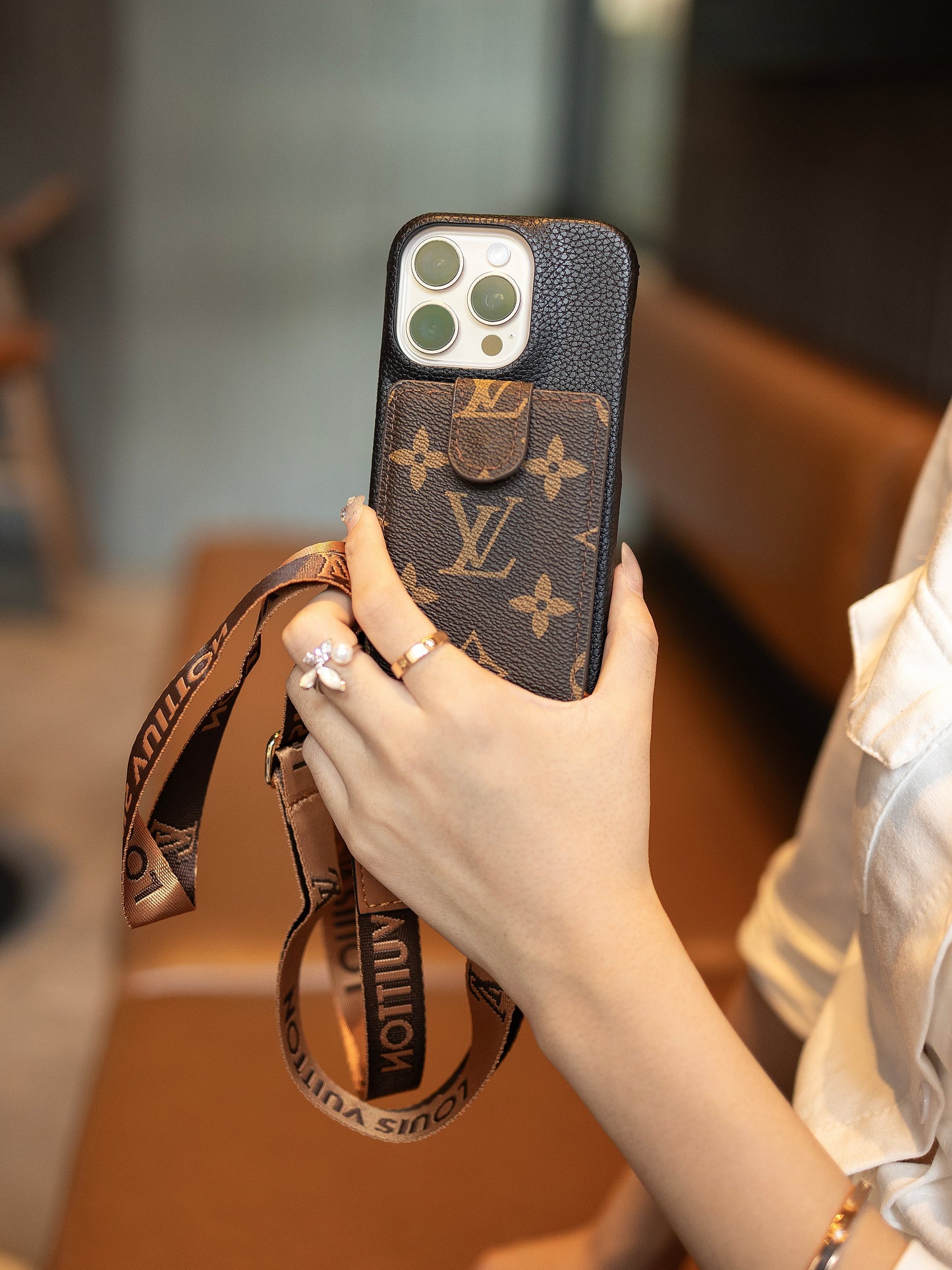 2025-ös újdonság Speciális bőr iPhone tok kártyatárcával és szíjjal