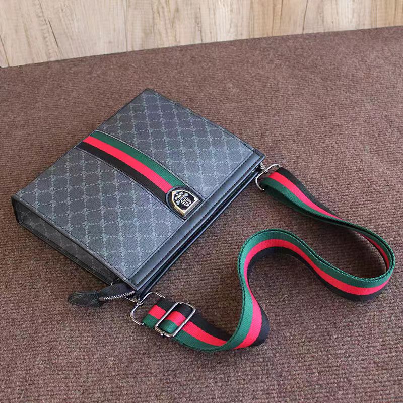 Pochette con monogramma urbano 002