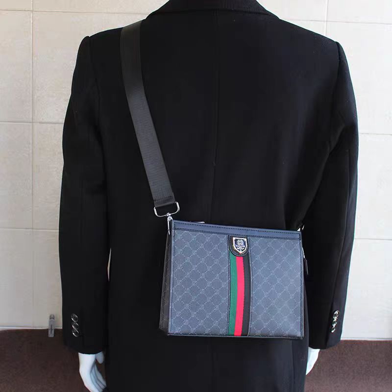 Pochette con monogramma urbano 002