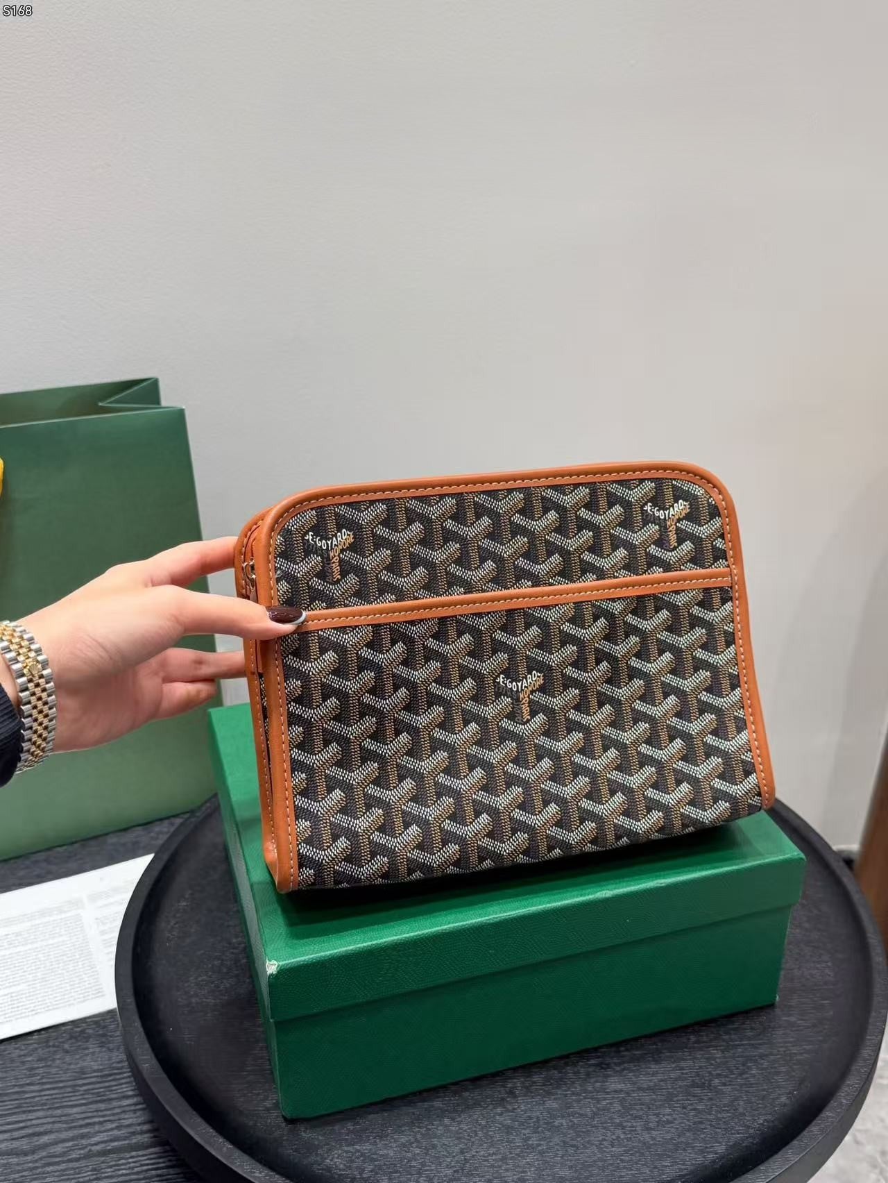 メンズの必需品クラッチバッグ