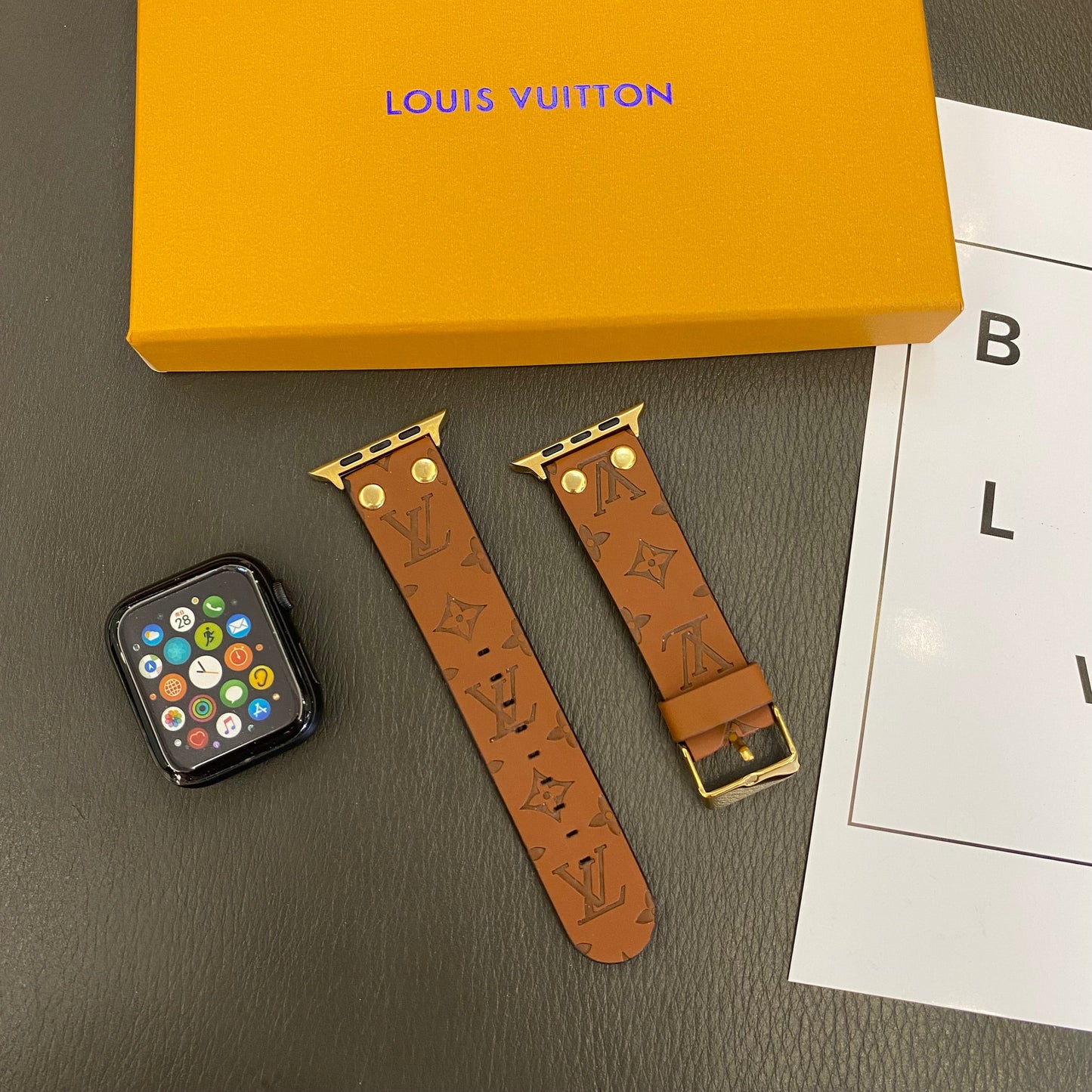 Gelang menukar semula Apple dengan hiasan rivet dan monogram dan pelepasan JAM TANGAN