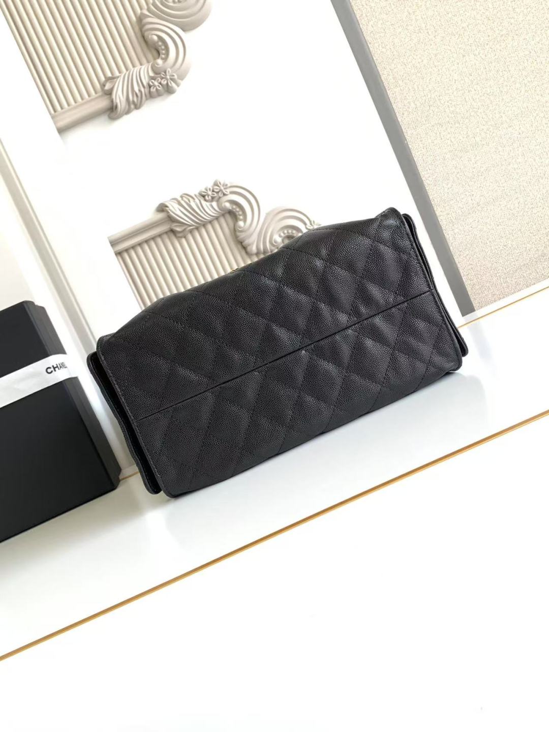 کیف دستی کوچک CC 25 از پوست گوساله دانه‌دار و کیسه فلزی با رنگ طلایی