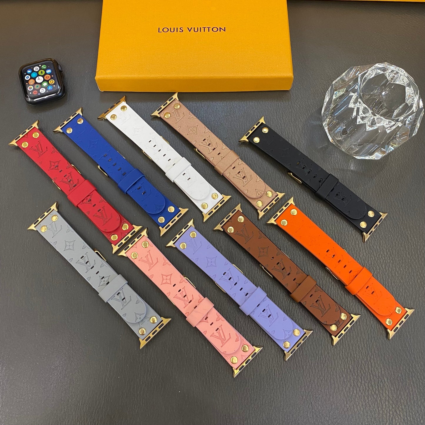 Gelang menukar semula Apple dengan hiasan rivet dan monogram dan pelepasan JAM TANGAN