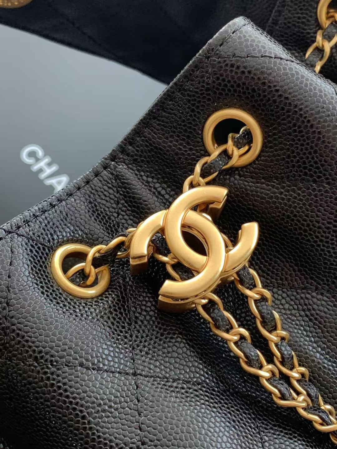 کیف دستی کوچک CC 25 از پوست گوساله دانه‌دار و کیسه فلزی با رنگ طلایی