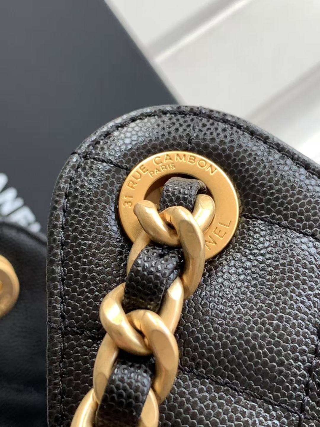 کیف دستی کوچک CC 25 از پوست گوساله دانه‌دار و کیسه فلزی با رنگ طلایی