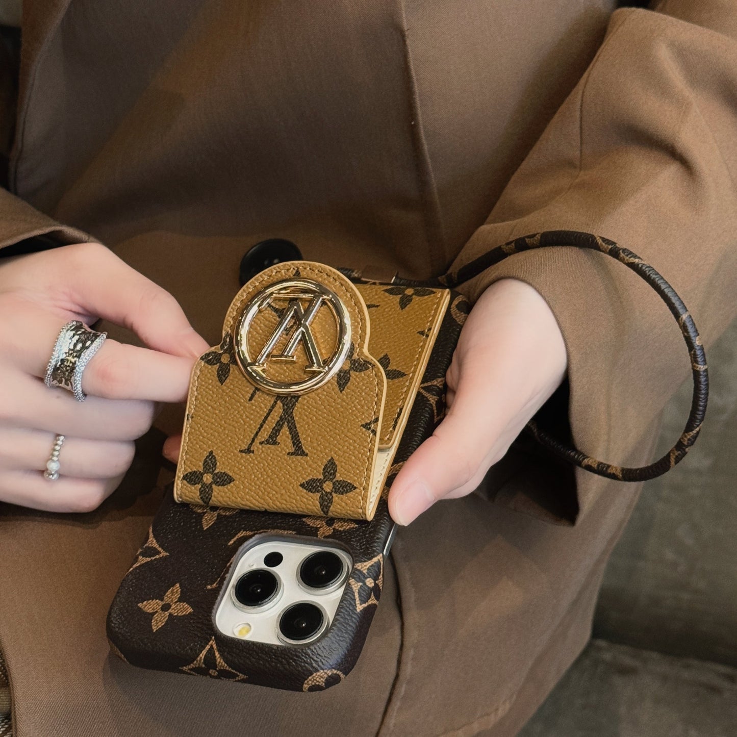 Custodia per iPhone con catena porta carte Lou