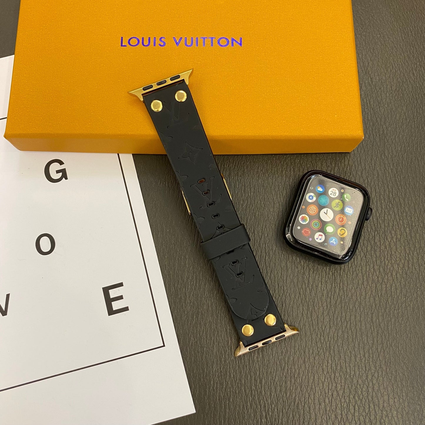 Gelang menukar semula Apple dengan hiasan rivet dan monogram dan pelepasan JAM TANGAN