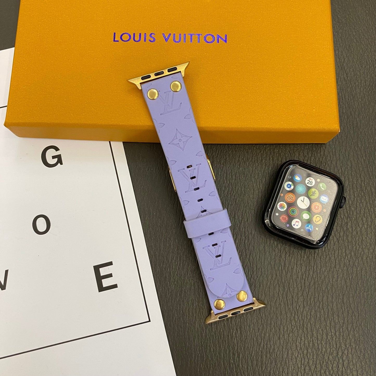 Gelang menukar semula Apple dengan hiasan rivet dan monogram dan pelepasan JAM TANGAN