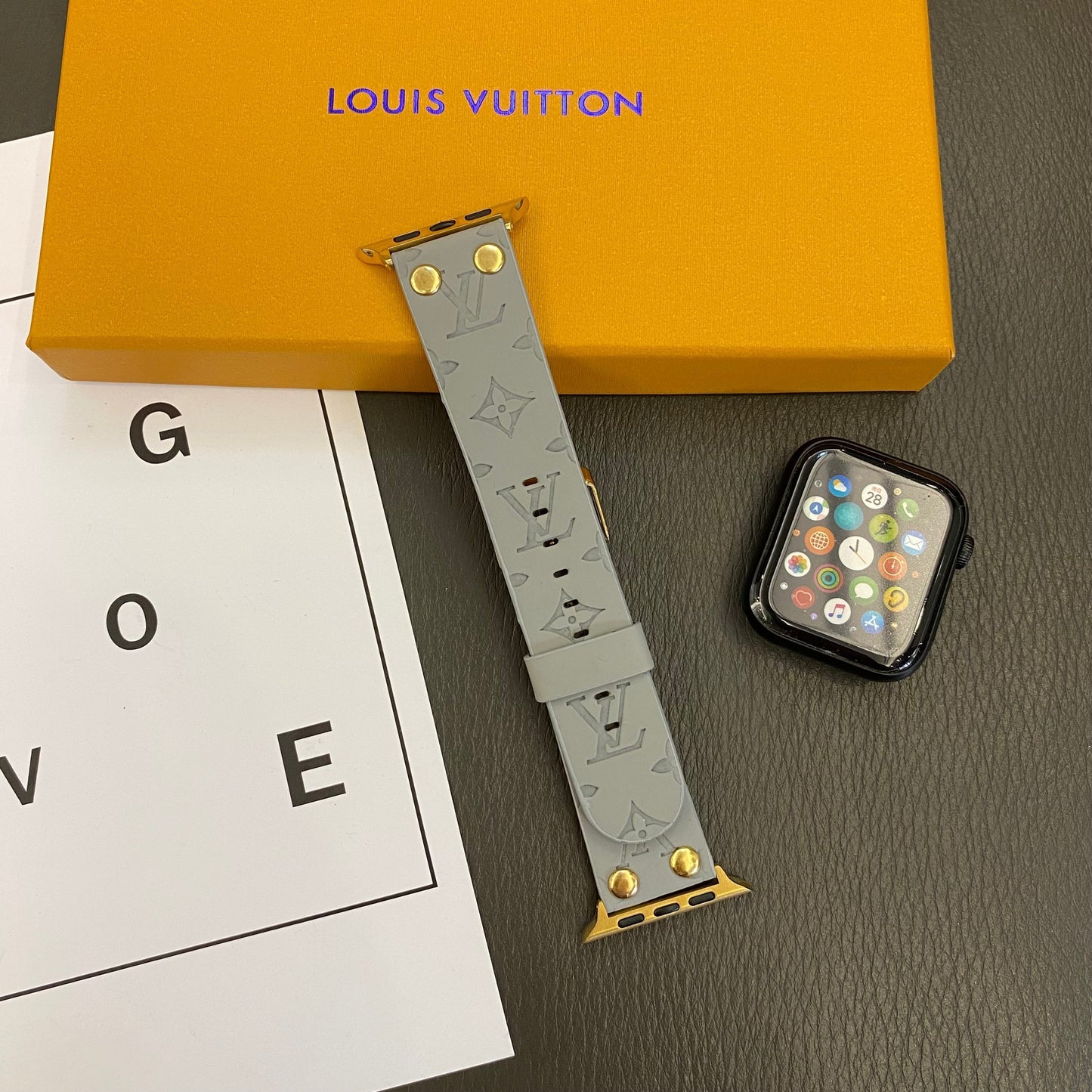 Gelang menukar semula Apple dengan hiasan rivet dan monogram dan pelepasan JAM TANGAN