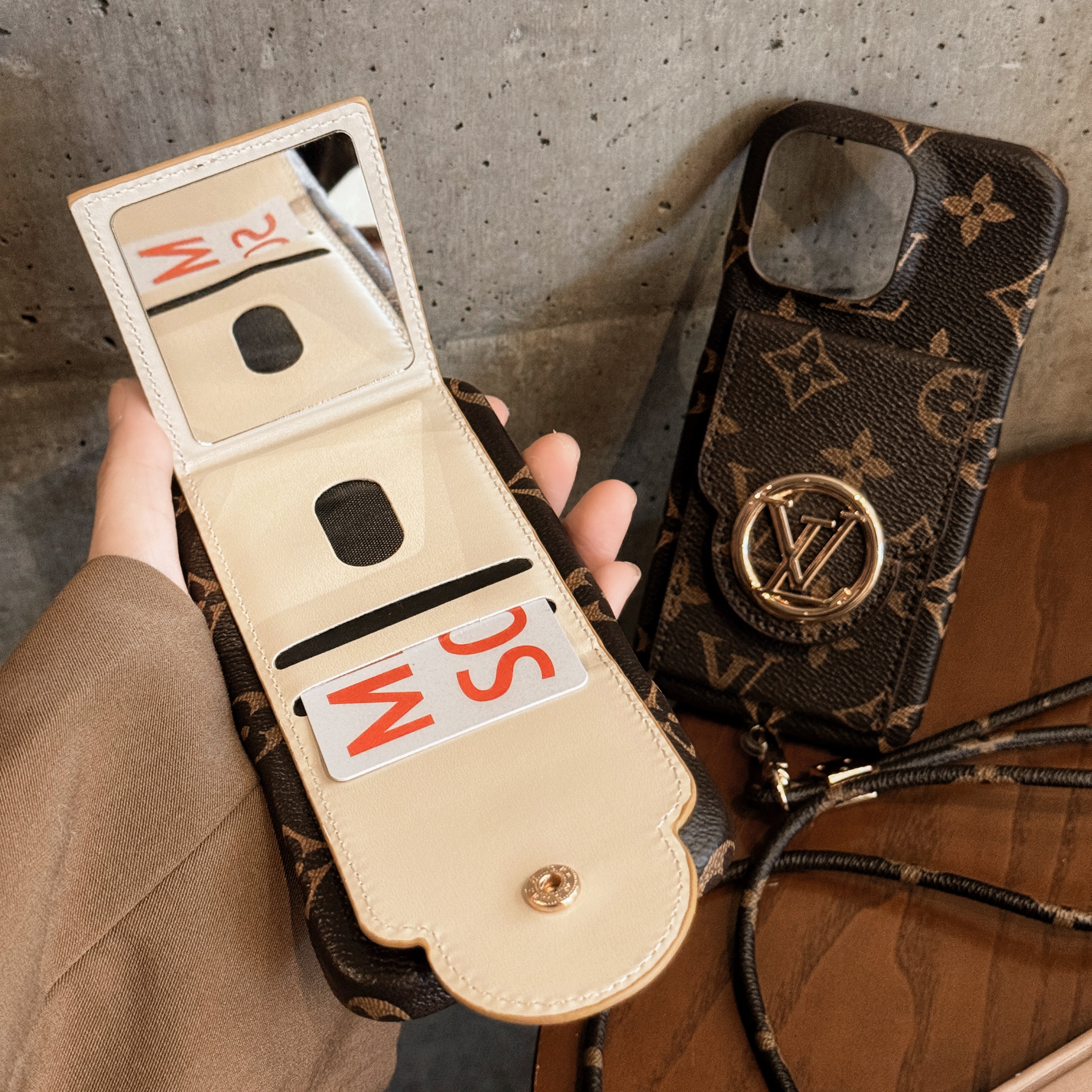 Pouzdro na řetízek Lou pro iPhone