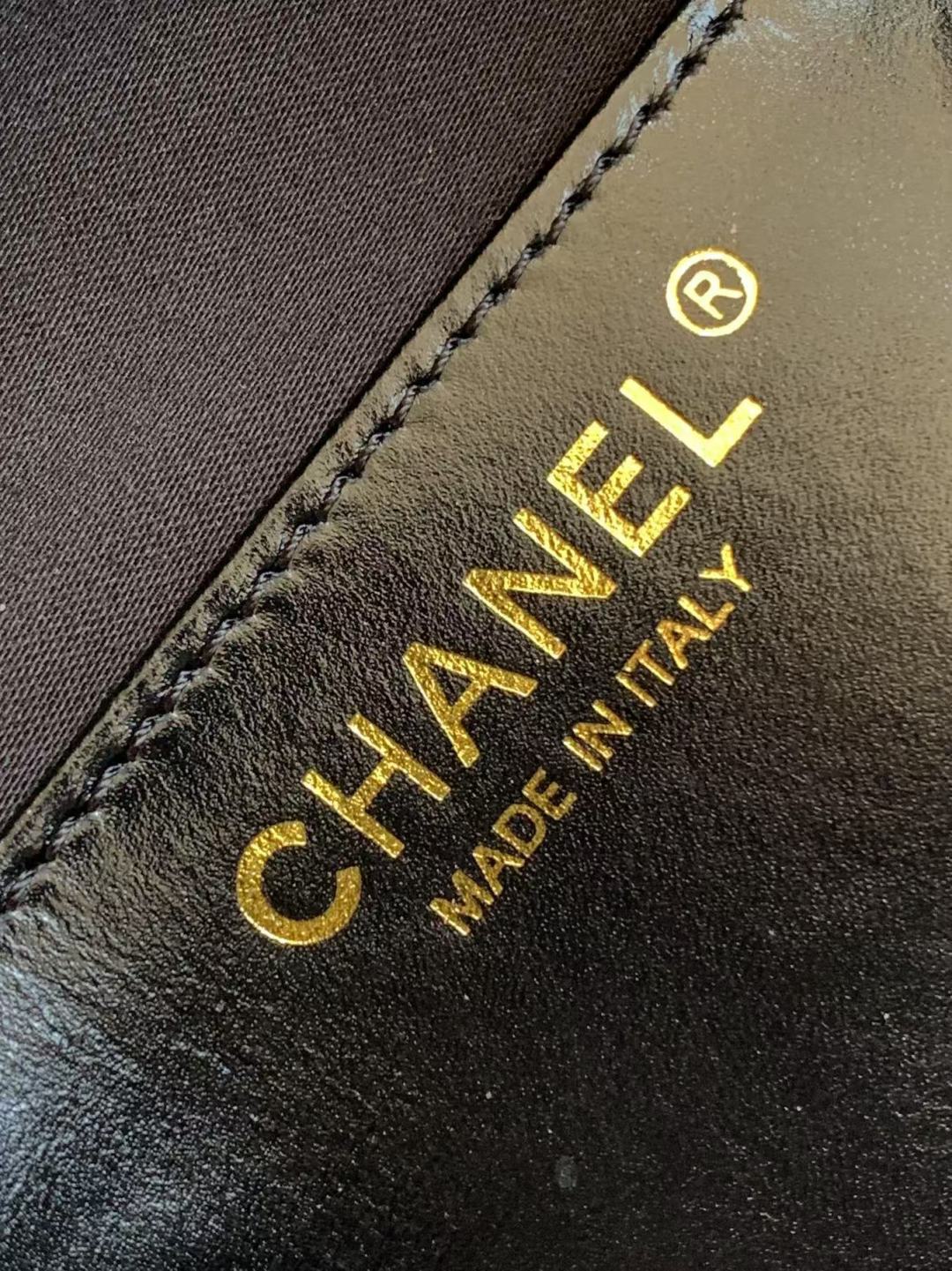 کیف دستی کوچک CC 25 از پوست گوساله دانه‌دار و کیسه فلزی با رنگ طلایی