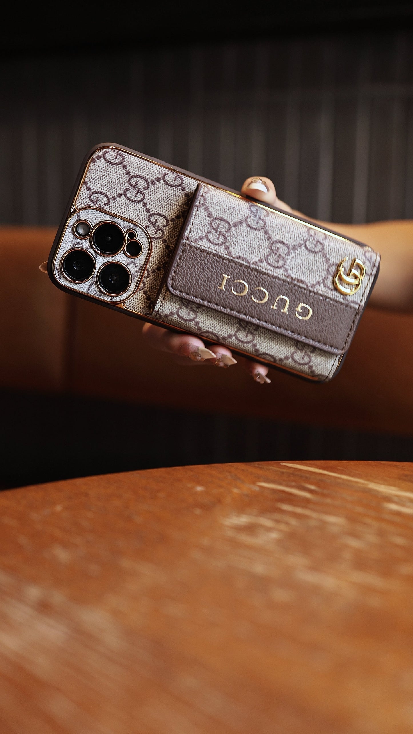 Luxe stijlvol iPhone-hoesje met kaarthouder en riem