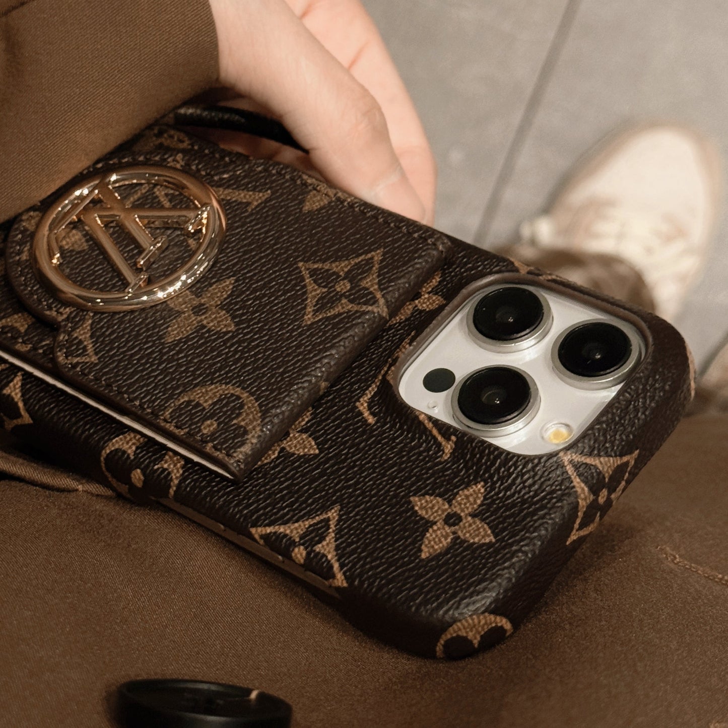 Custodia per iPhone con catena porta carte Lou