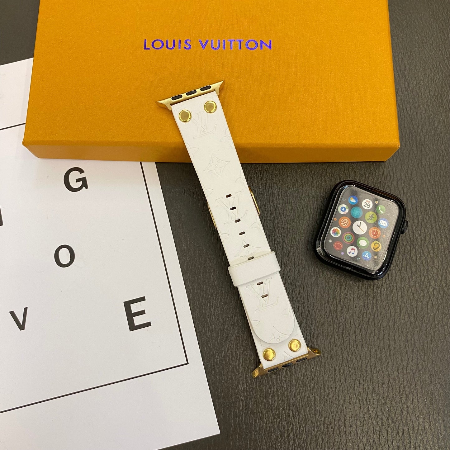 Gelang menukar semula Apple dengan hiasan rivet dan monogram dan pelepasan JAM TANGAN