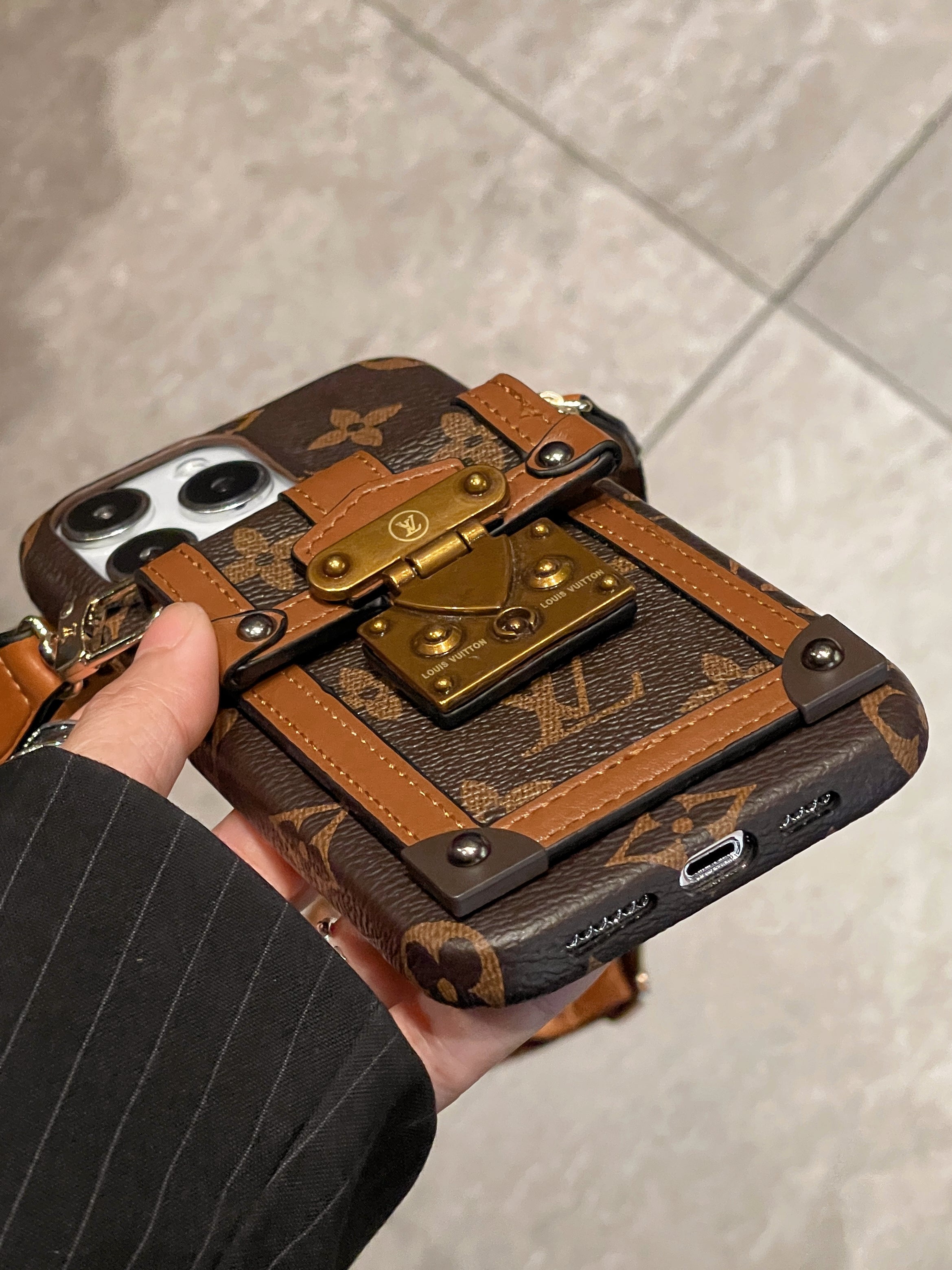 Pouzdro na řetízek Lou pro iPhone