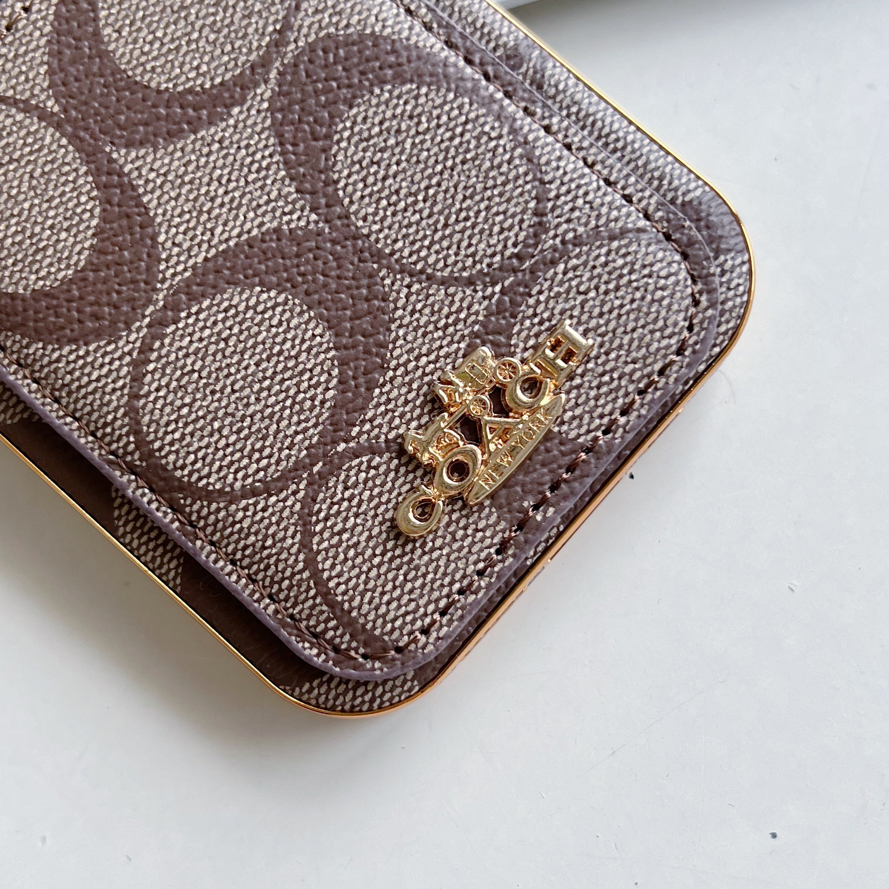 Pouzdro na iPhone Coach s držákem na kartu Coffee -KB241651