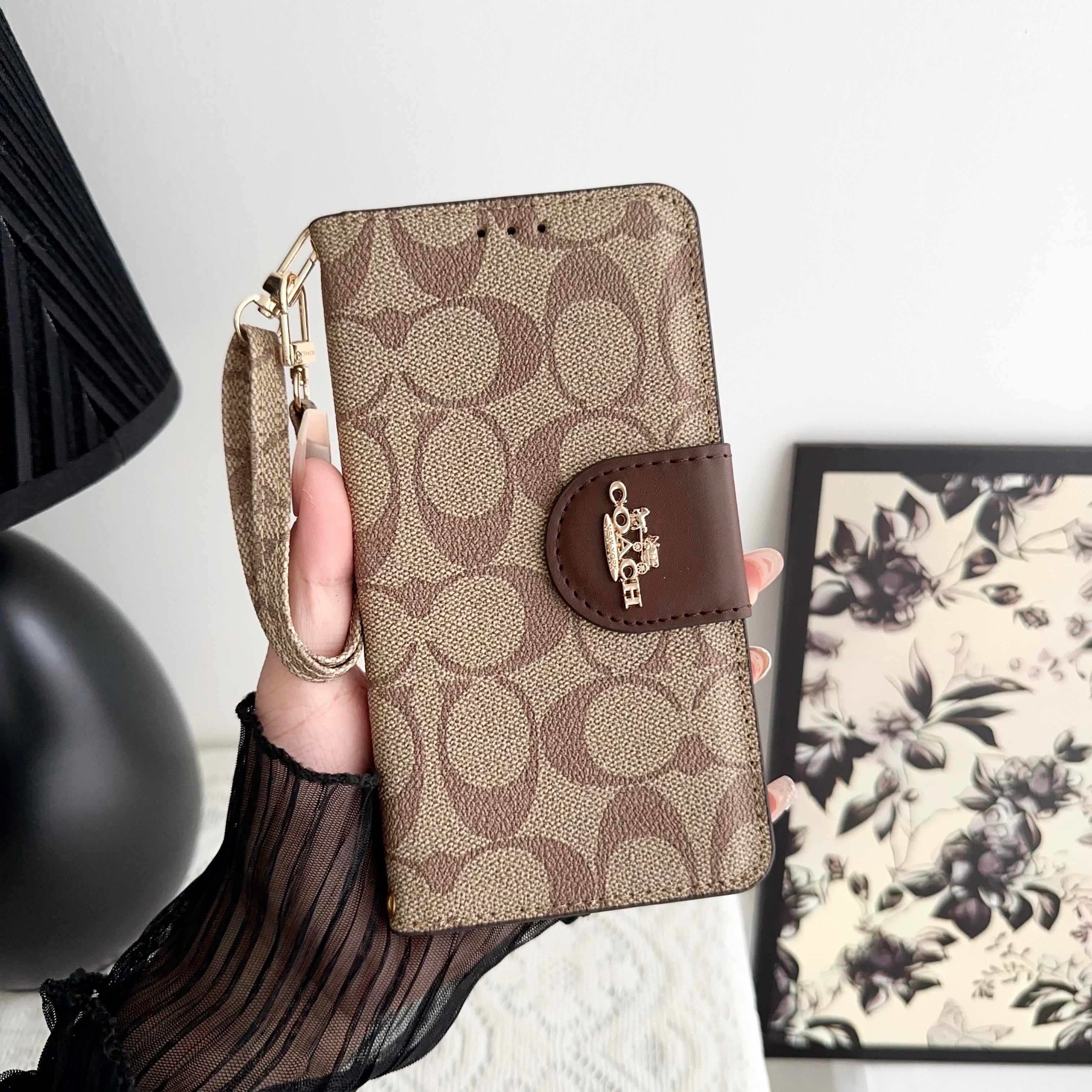 Coach iPhone Case Leren Flip Case met Kaarthouder Bruin-PTK241622