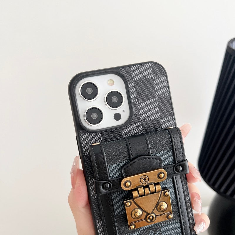 Lou Black & Bílý řetízkový kryt na iPhone s křížkem přes tělo