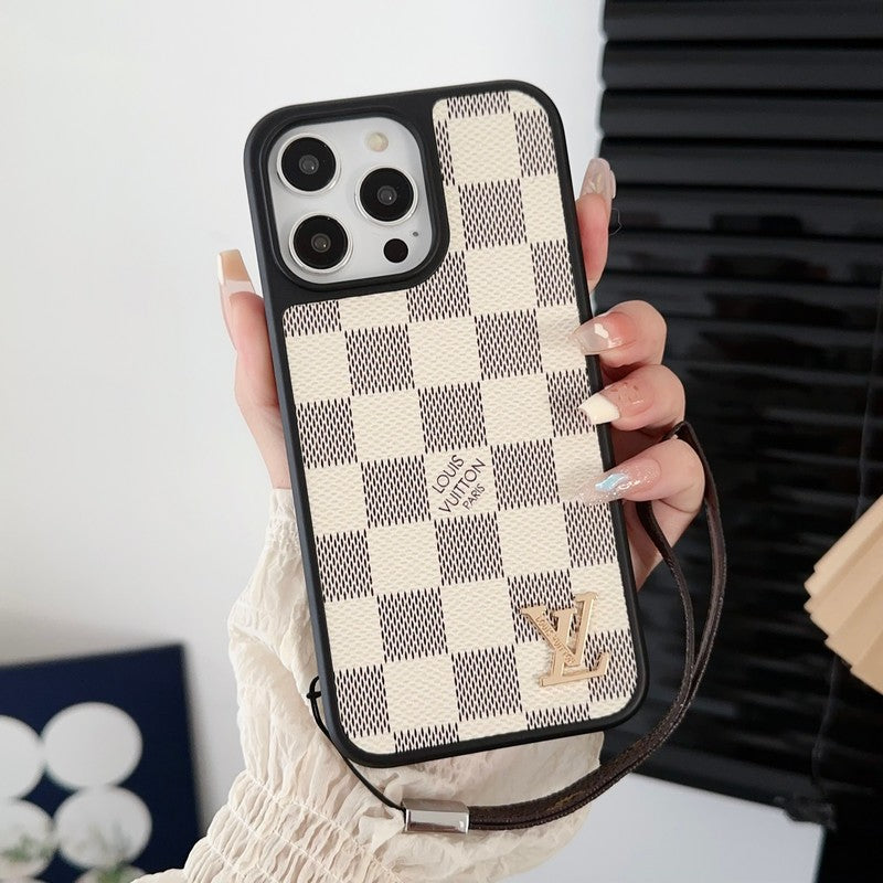 Chaîne à main noire et blanche Lou Coque et skin iPhone