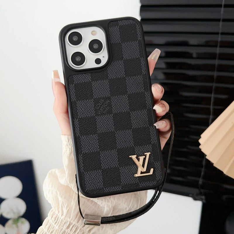 Chaîne à main noire et blanche Lou Coque et skin iPhone