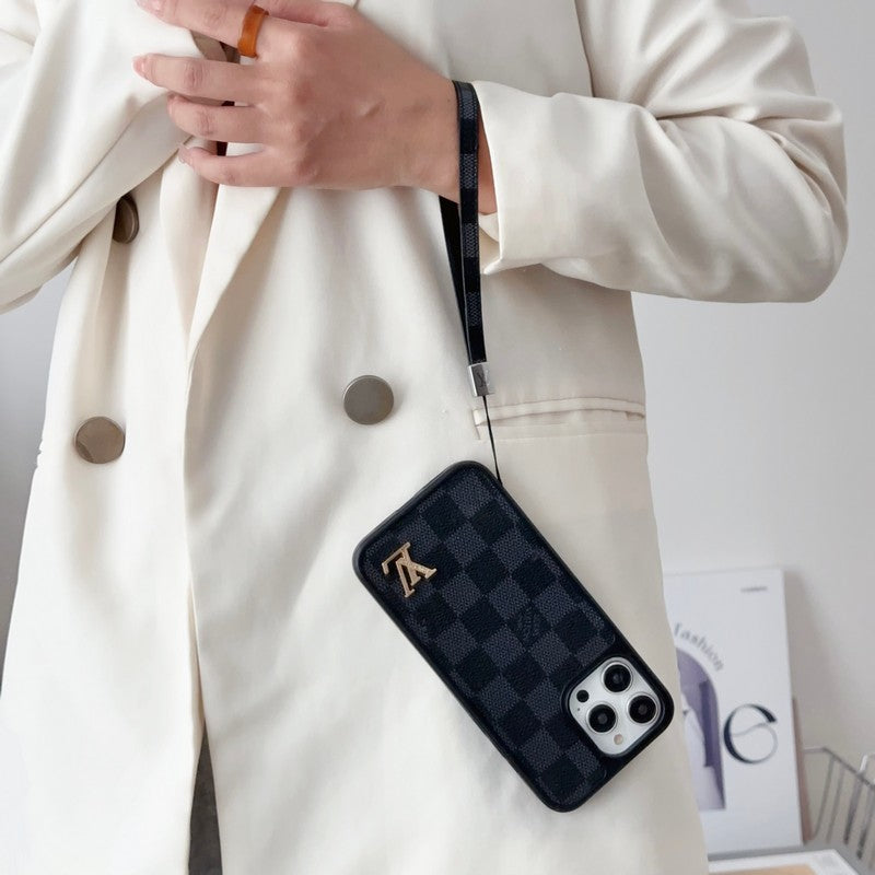 Chaîne à main noire et blanche Lou Coque et skin iPhone