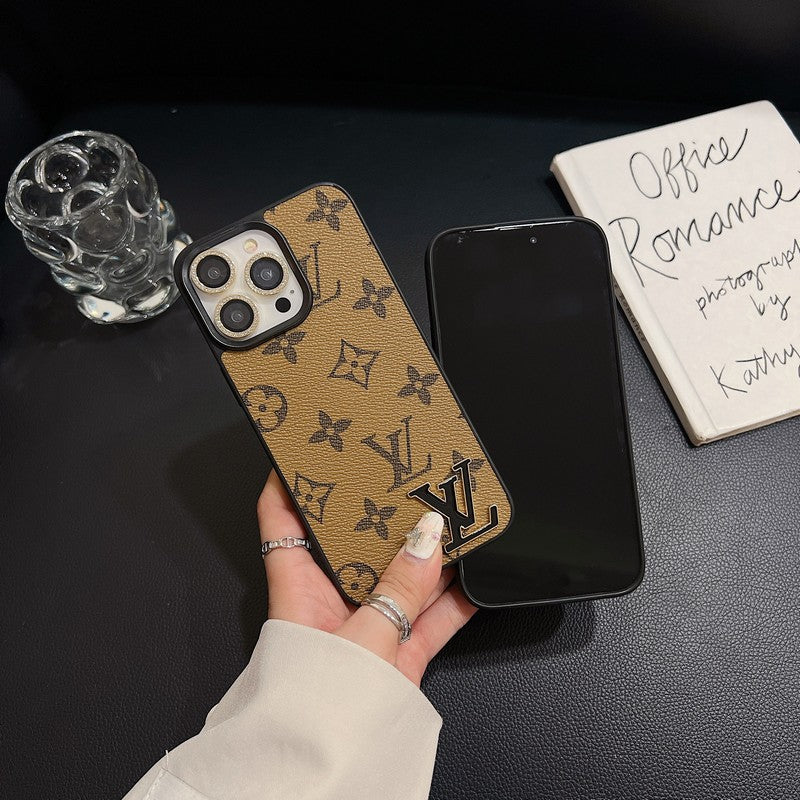 Kožené pouzdro na iPhone s černým logem Lou