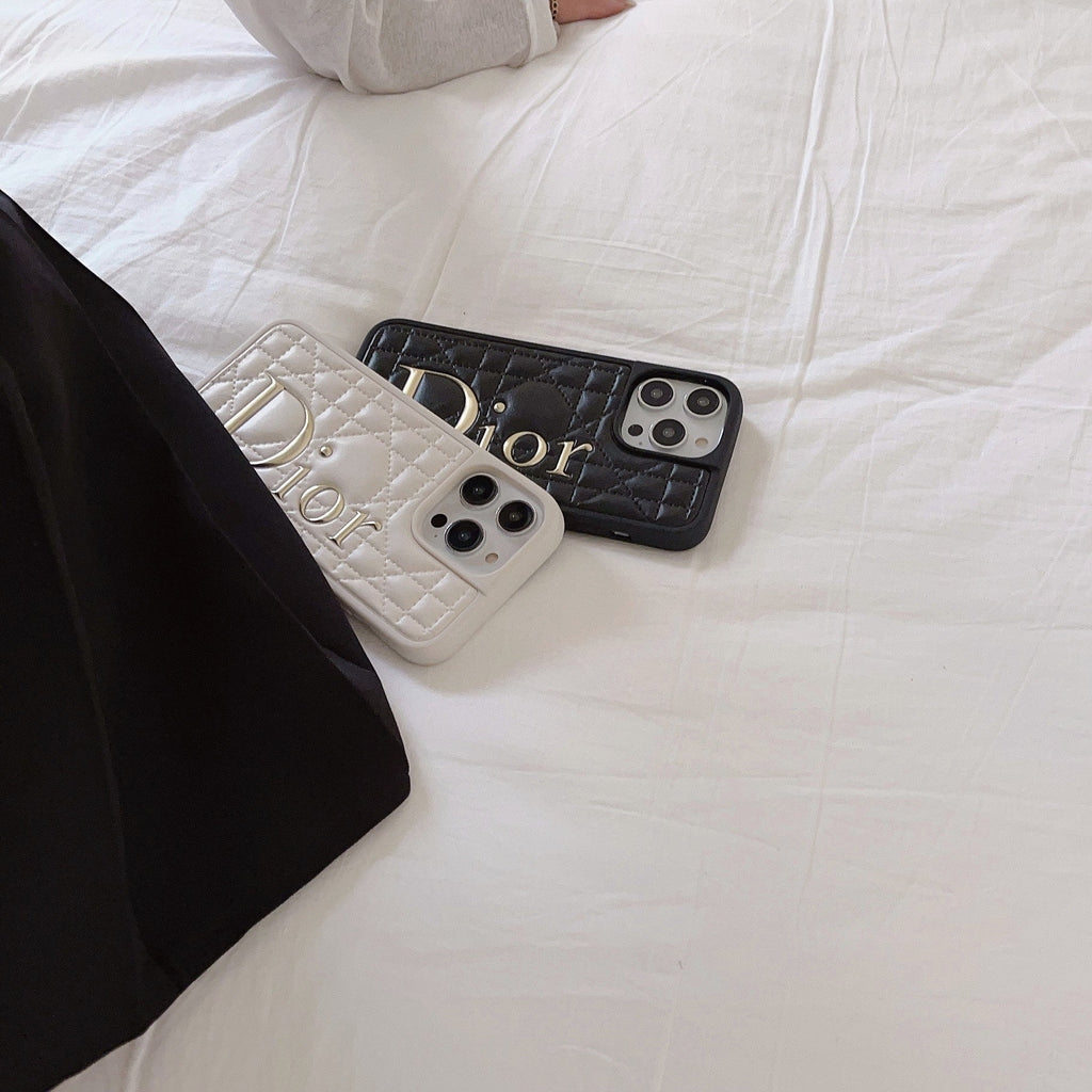 Kožené pouzdro na iPhone se zlatým logem CD