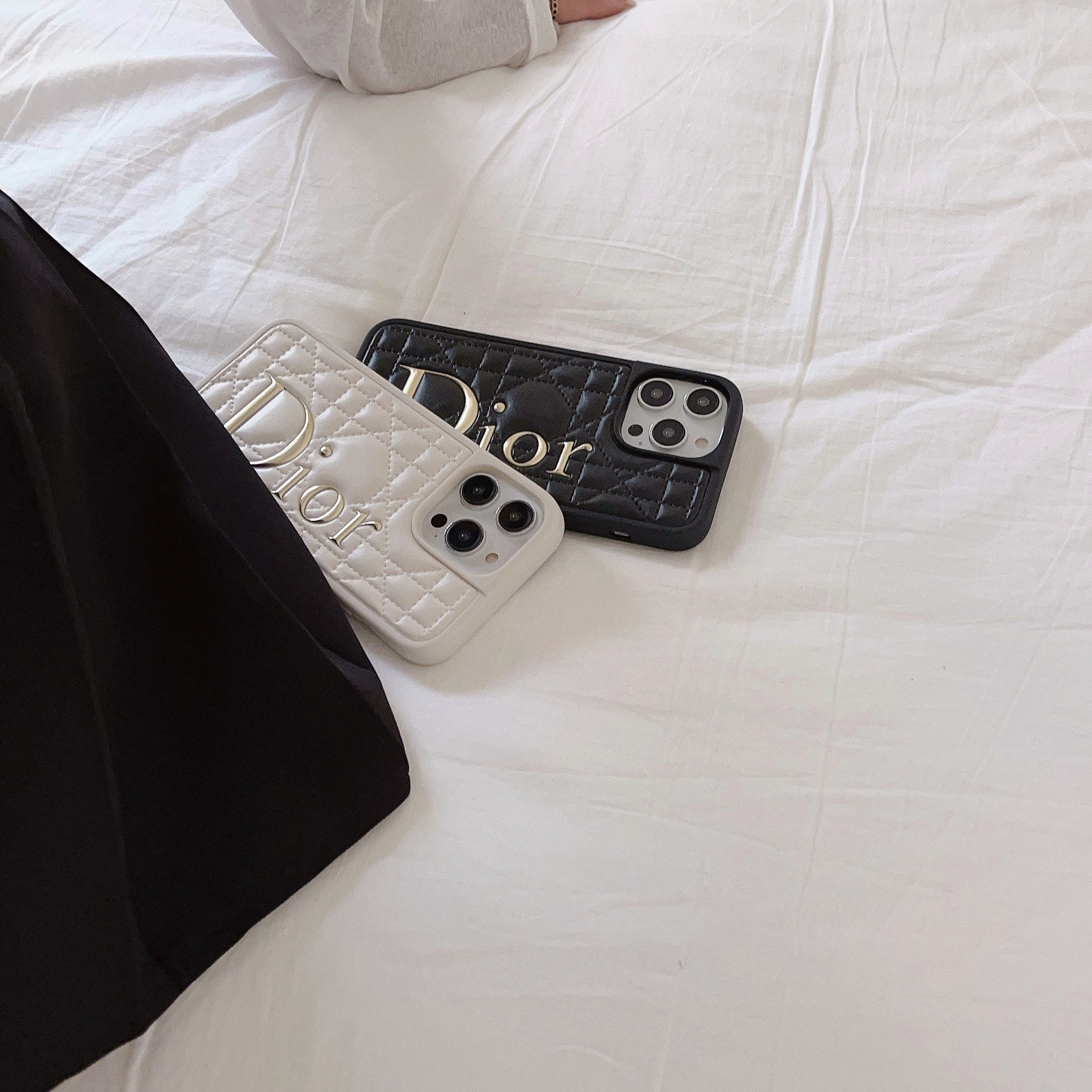 Kožené pouzdro na iPhone se zlatým logem CD