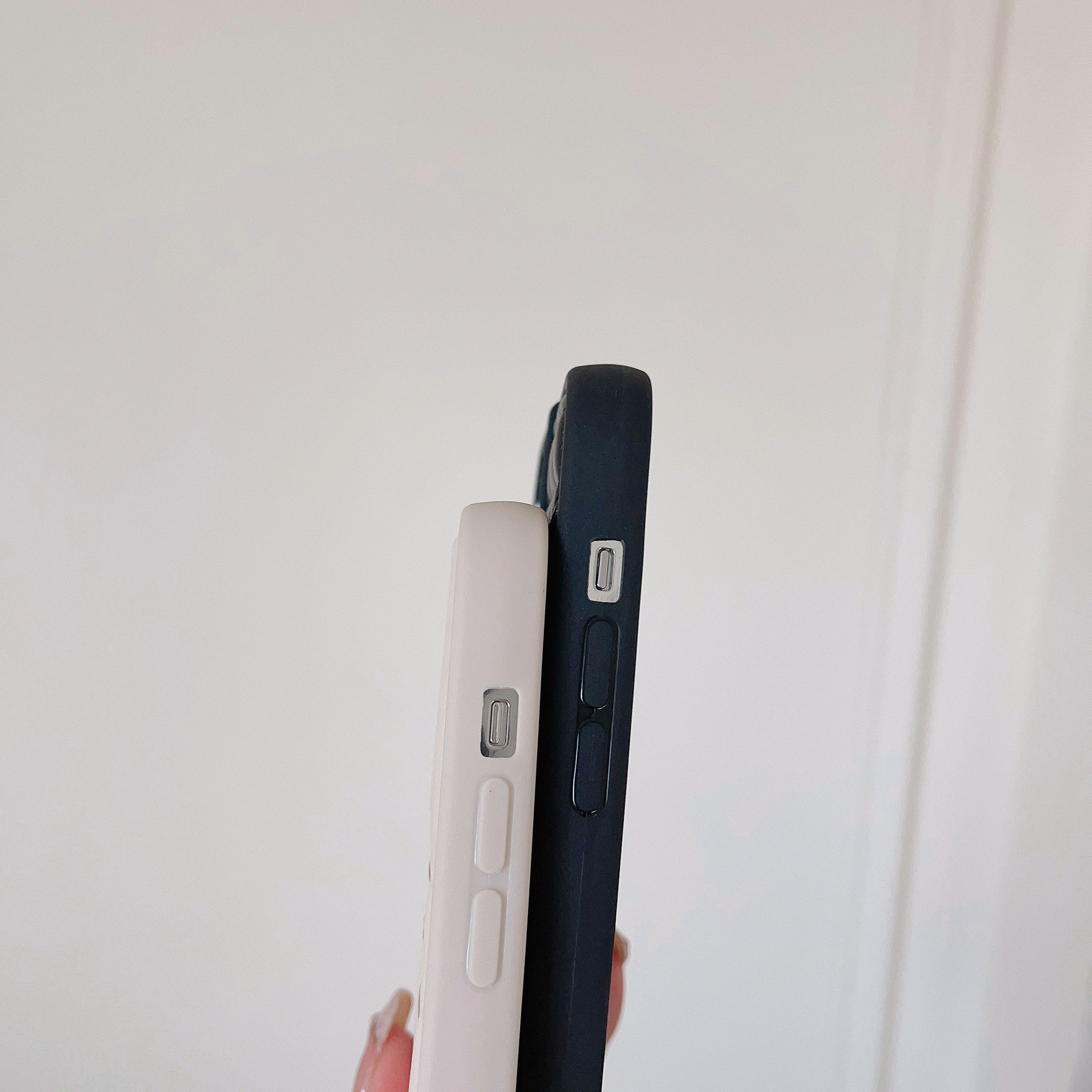 Kožené pouzdro na iPhone se zlatým logem CD