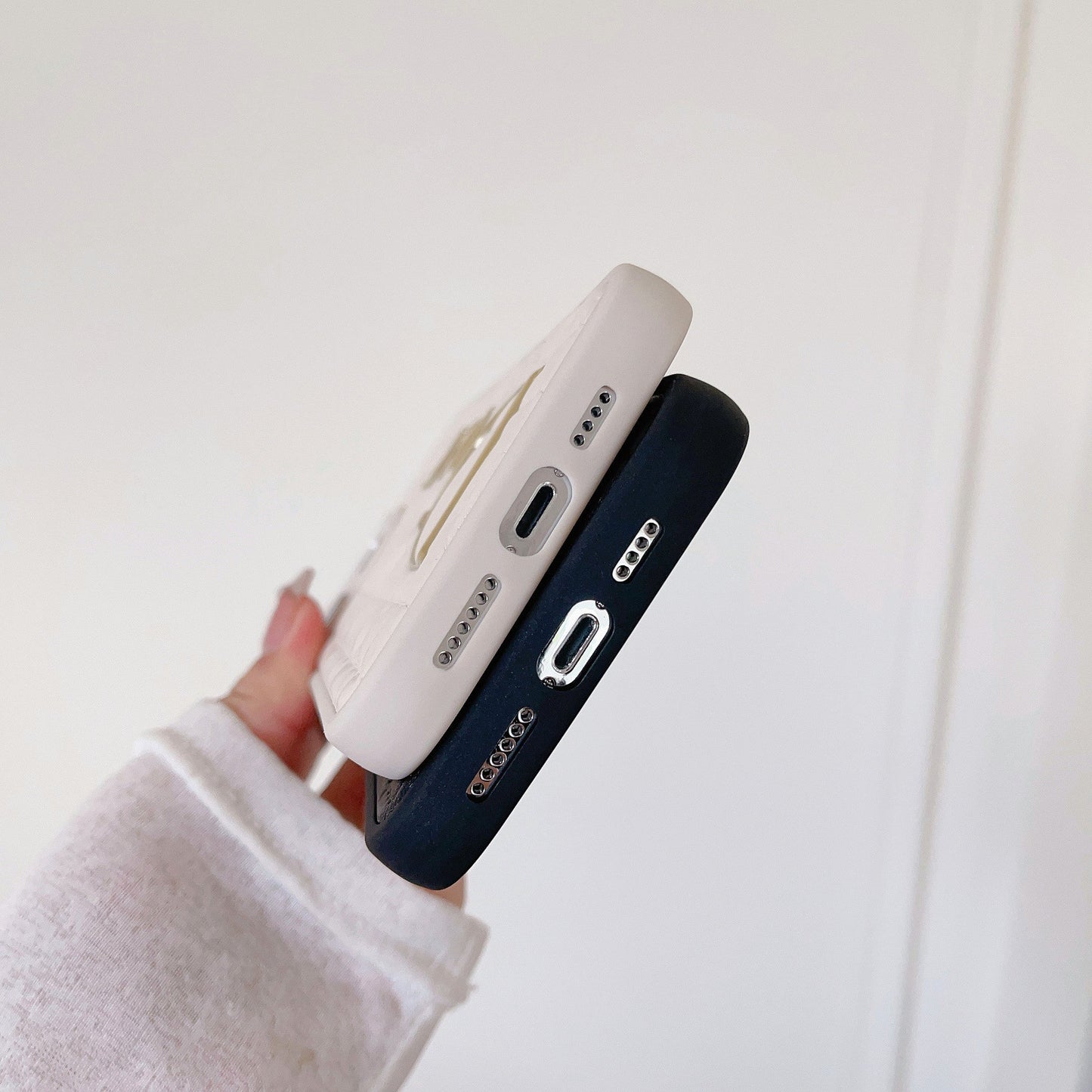 قاب چرمی آیفون لوگوی سی دی طلایی