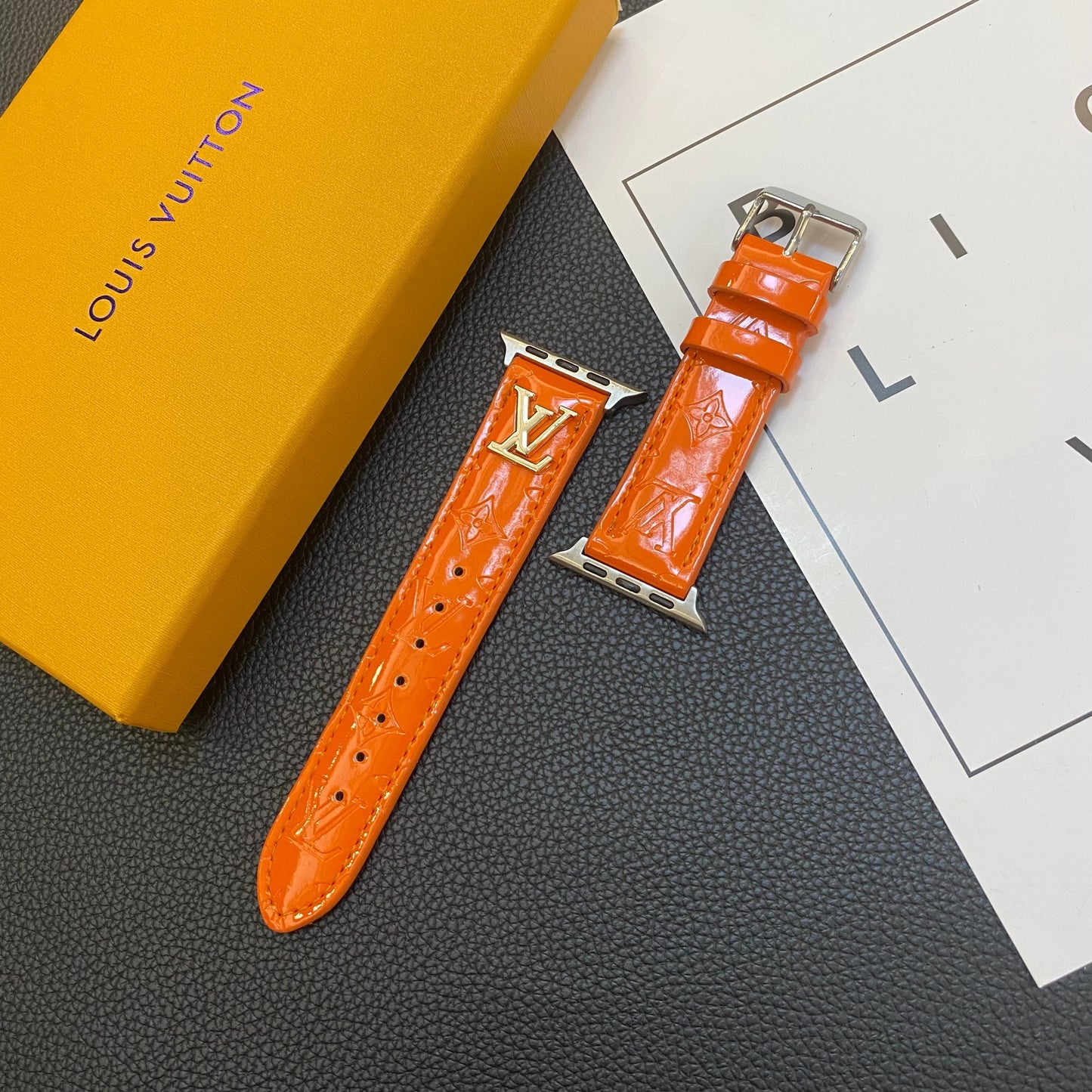 光沢のあるレザーの Apple Watch ストラップ 高級メタルのロゴ