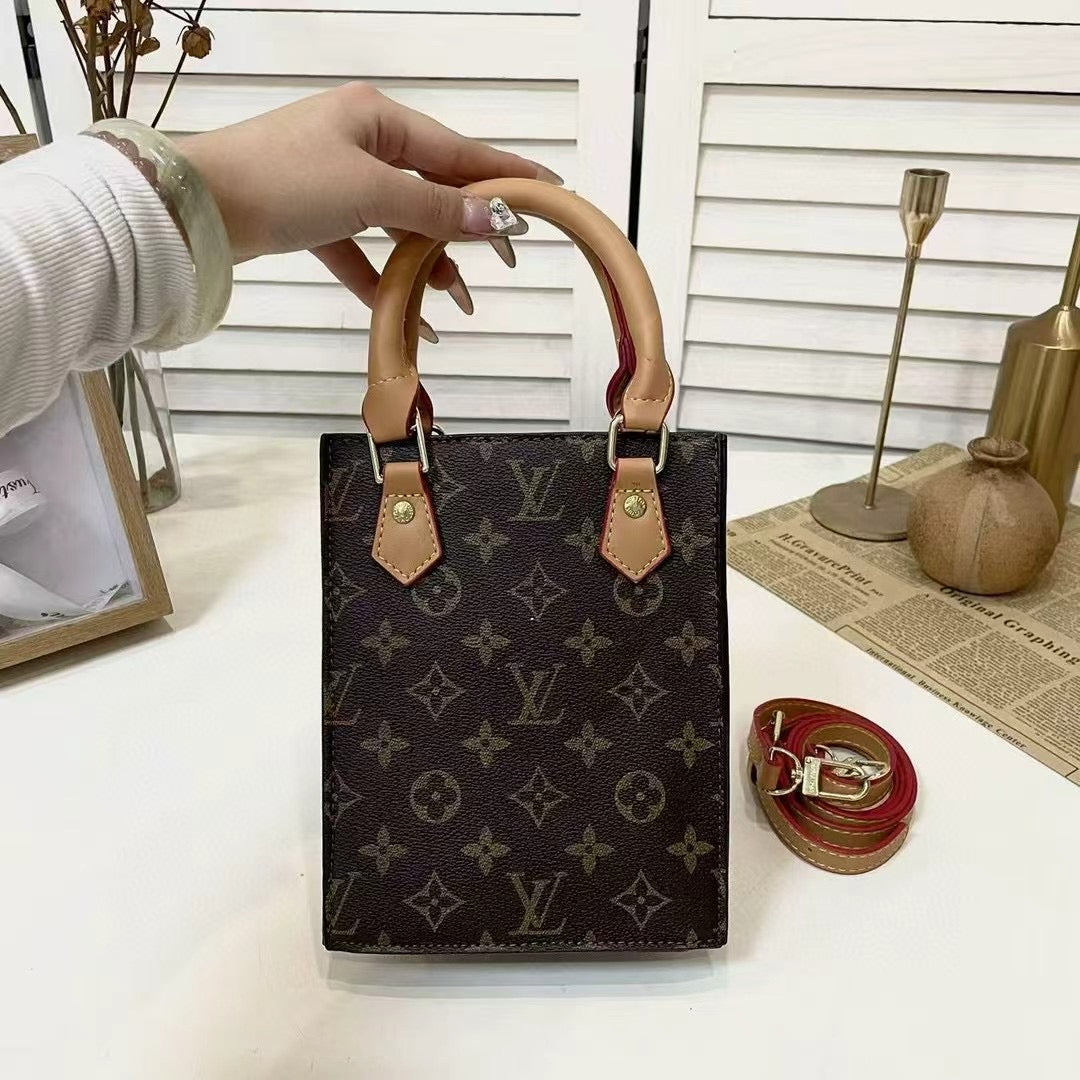 Telefontaske med nøglering lavet af en berømthedsdesigner